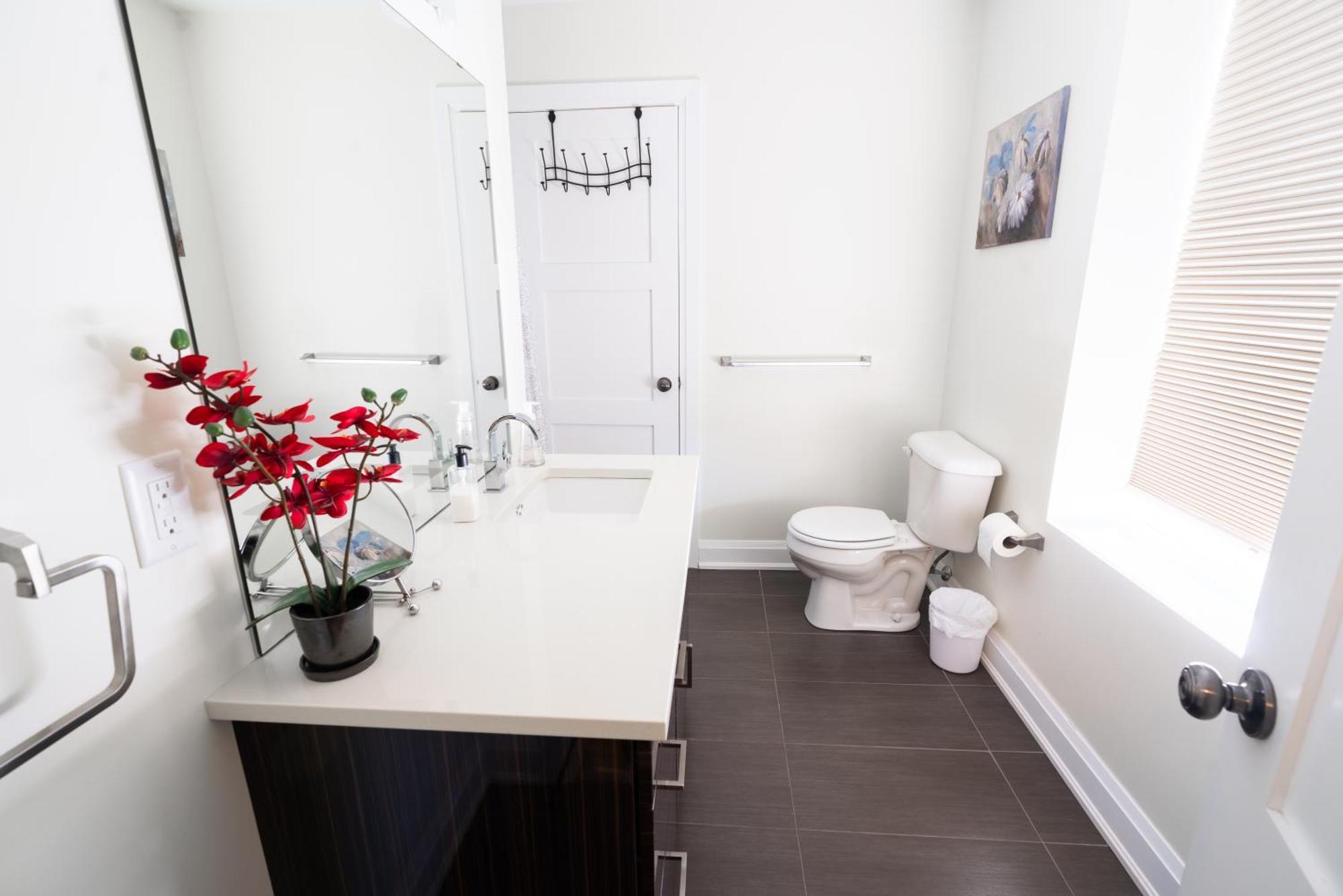 Spacious 3 Bedroom Apartment In Heart Of Niagara Thorold Exterior foto